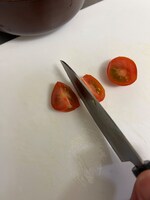 ミニトマトを小さくカットする。