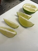 ライムをカットして絞る準備。