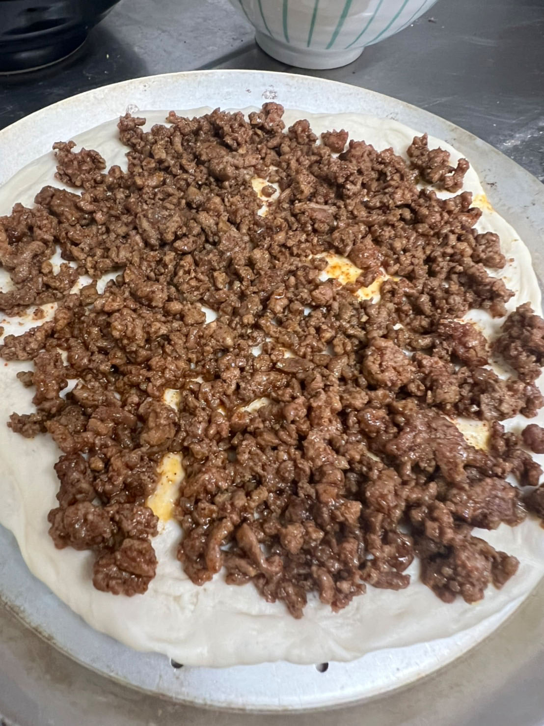 炒めたひき肉を生地に乗せる。