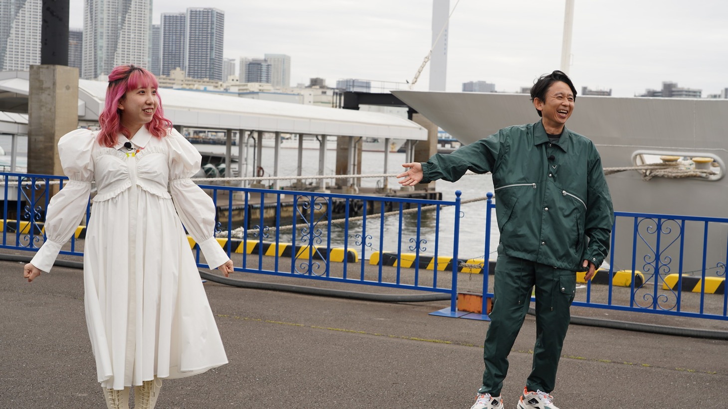 左からパーパーあいなぷぅ、有吉弘行。(c)日本テレビ