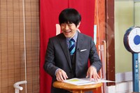 クイズを出題するバカリズム。(c)テレビ東京