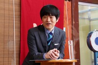 クイズを出題するバカリズム。(c)テレビ東京