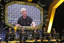 松本人志とAブロックの出場者たち。(c)フジテレビ