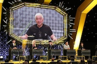 松本人志とBブロックの出場者たち。(c)フジテレビ