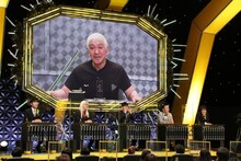 松本人志とBブロックの出場者たち。(c)フジテレビ