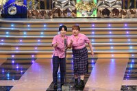 1本目に漫才を披露する天才ピアニスト。(c)NHK