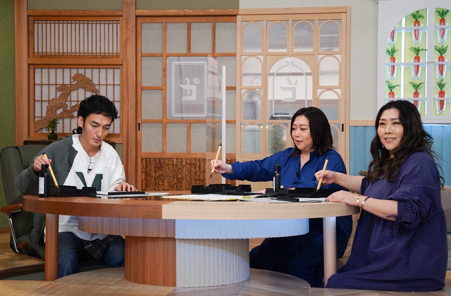 左から草彅剛、海原やすよ ともこ。(c)読売テレビ