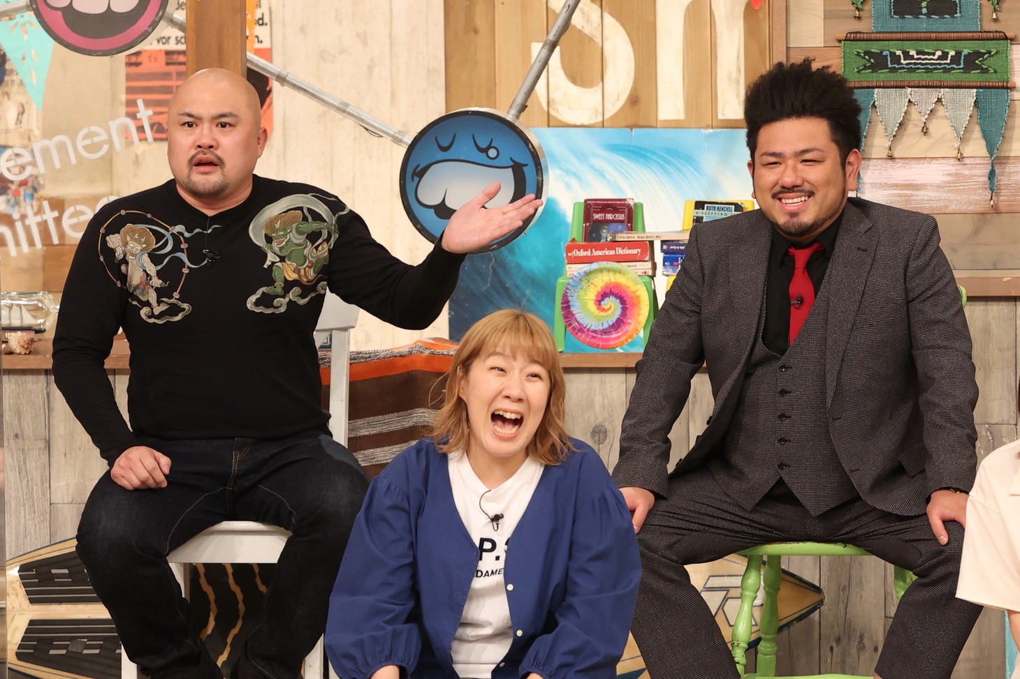鬼越トマホークとAマッソ村上（中央）。(c)フジテレビ