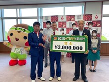 賞金300万円を栃木県に寄付するU字工事（前列左）と、福田富一知事（前列右）。
