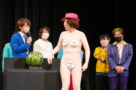 優勝したあぁ～しらきにはスイカが贈られた。