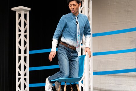 一同に「ちゃんと座ってよ？」と言われて変な風に座るトンツカタン森本。