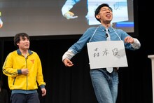 ランジャタイのリハーサルで森本役をやらされるトンツカタン森本（右）。