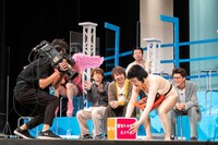 サイコロを振る様子を臨場感たっぷりにカメラに収める。