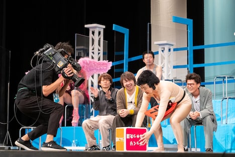 サイコロを振る様子を臨場感たっぷりにカメラに収める。