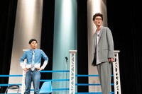 森本いわく「人力舎ではご法度」というコントインの仕方でネタを始めるモグライダー芝（右）。