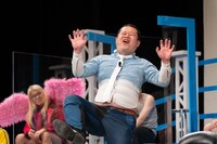 インターナショナルスクールに通っていたトンツカタン森本（モグライダーともしげ）。