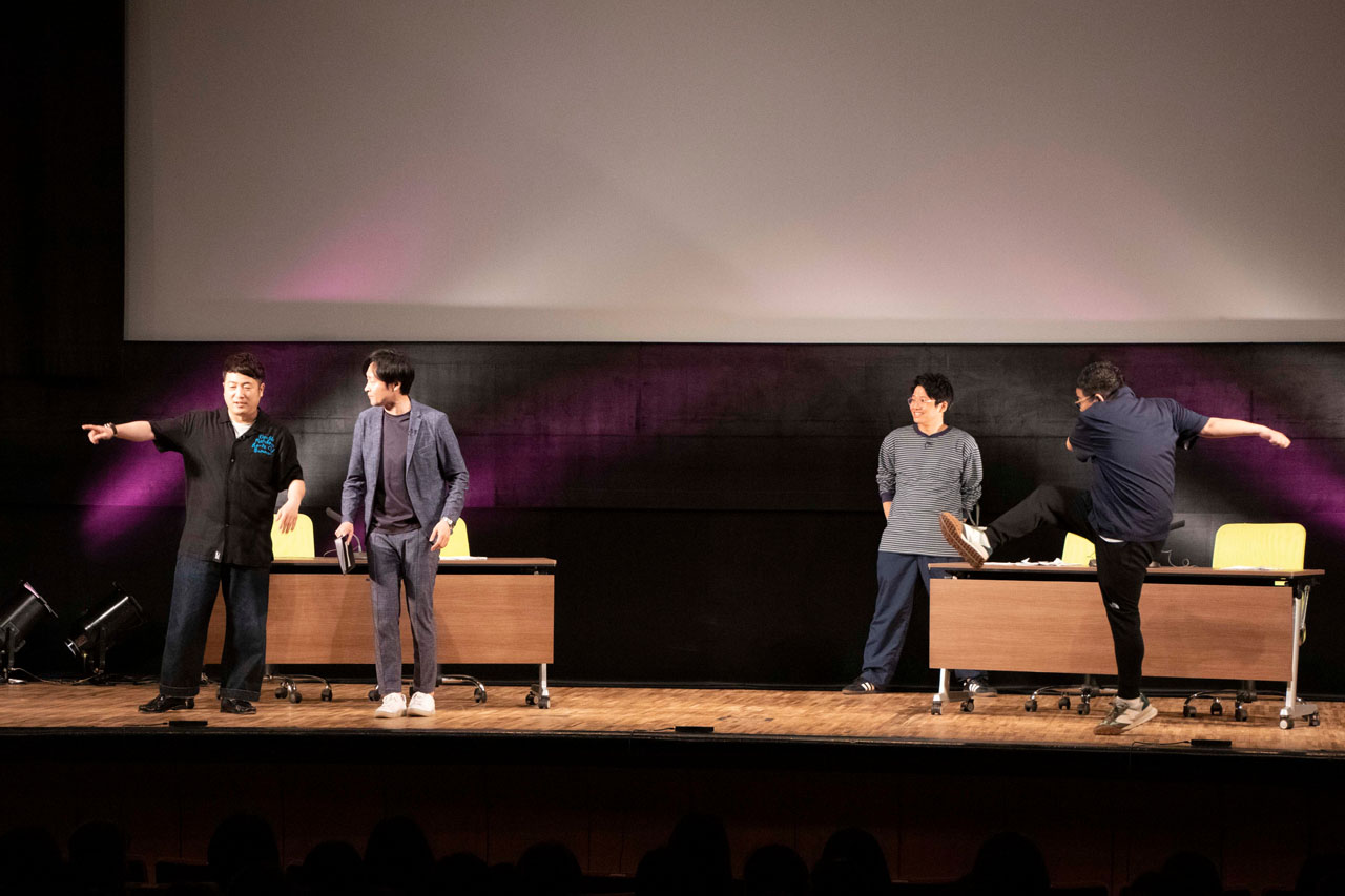 リクエストに応えて何度目かのキックツッコミを披露するミキ昴生（右）と、何度やっても見ていない和牛・川西（左から2人目）。