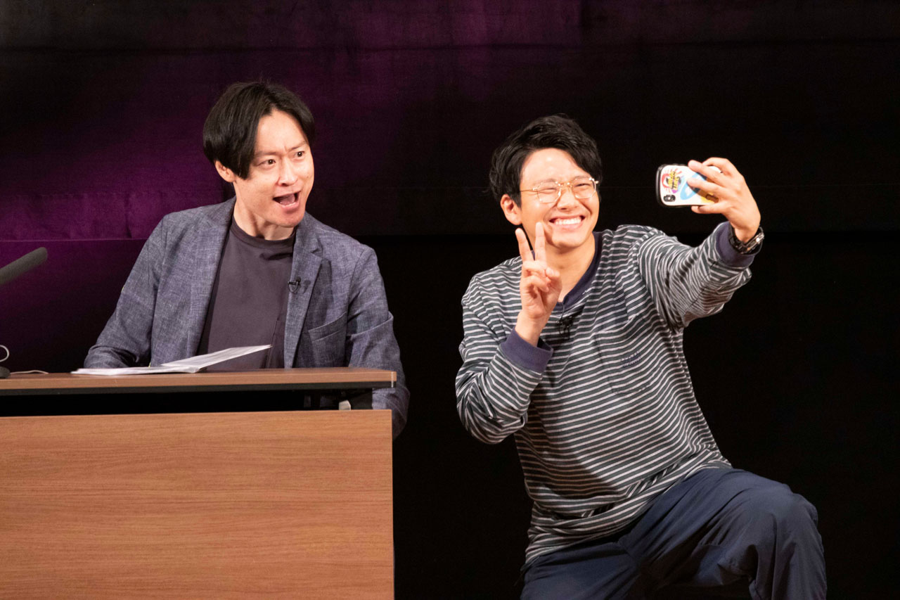 和牛・川西（左）とのツーショットを撮影するミキ亜生（右）。