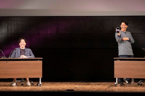 和牛・川西（左）とのツーショットを自慢するミキ亜生（右）。