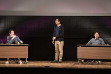 和牛・川西とミキ亜生のトークに入ってくるおいでやす小田（中央）。