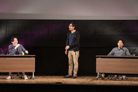 和牛・川西とミキ亜生のトークに入ってくるおいでやす小田（中央）。