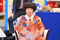 黒柳徹子のモノマネを披露するシンディー。