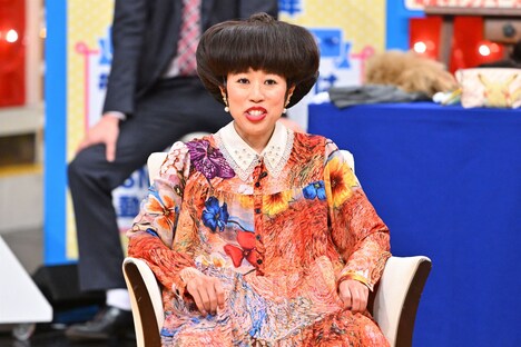 黒柳徹子のモノマネを披露するシンディー。