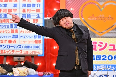 蛍原徹のモノマネを披露する古賀シュウ。