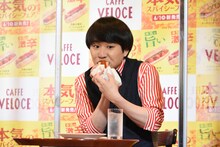 「焼きたてサンド やみつき旨辛タンドリーチキン」を試食するハナコ秋山。