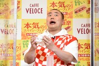 「焼きたてサンド やみつき旨辛タンドリーチキン」のおいしさに驚くハナコ岡部。