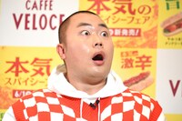 「焼きたてドッグ 悶絶の激辛ブートジョロキア ～デスソースの刑～」を食べたハナコ岡部。