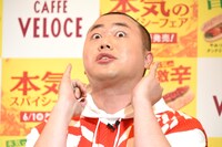 「焼きたてドッグ 悶絶の激辛ブートジョロキア ～デスソースの刑～」を食べたハナコ岡部。