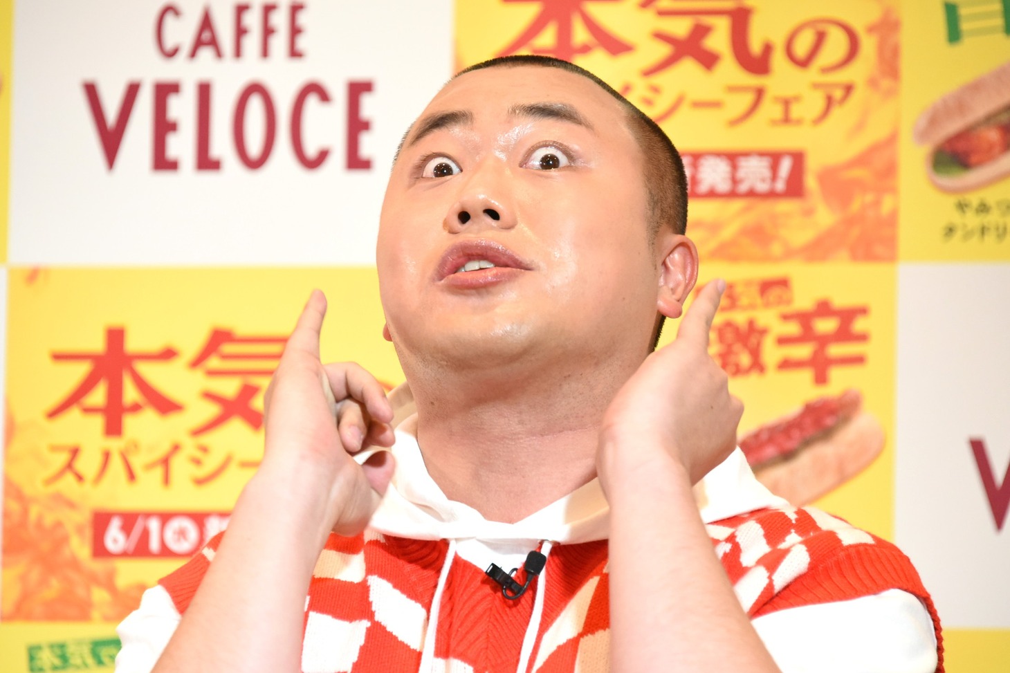 「焼きたてドッグ 悶絶の激辛ブートジョロキア ～デスソースの刑～」を食べたハナコ岡部。