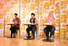 食レポ対決で勝利して喜ぶハナコ岡部（右）。