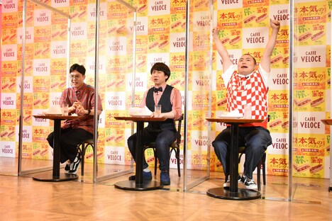 食レポ対決で勝利して喜ぶハナコ岡部（右）。