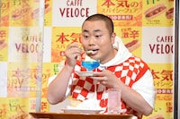 ヒリヒリする舌をラムネ風トロピカルゼリーで冷やすハナコ岡部。