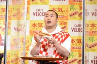 「焼きたてサンド やみつき旨辛タンドリーチキン」が具だくさんであることをアピールするハナコ岡部。