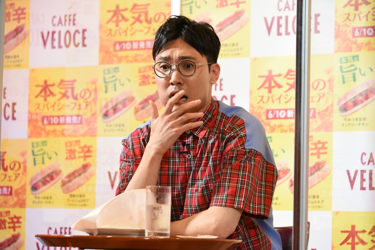「焼きたてドッグ 悶絶の激辛ブートジョロキア ～デスソースの刑～」を食べて悶絶するハナコ菊田。