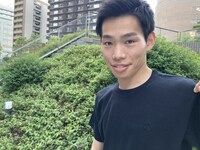 刺繍Tシャツ（黒）を着用したかが屋・加賀。