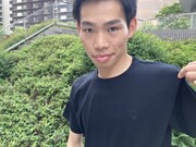 刺繍Tシャツ（黒）を着用したかが屋・加賀。