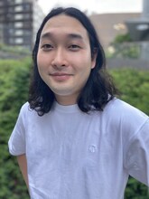 刺繍Tシャツ（白）を着用したかが屋・賀屋。