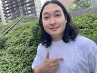 刺繍Tシャツ（白）を着用したかが屋・賀屋。