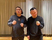 左からビスケットブラザーズ原田、輪入道。(c)テレビ朝日