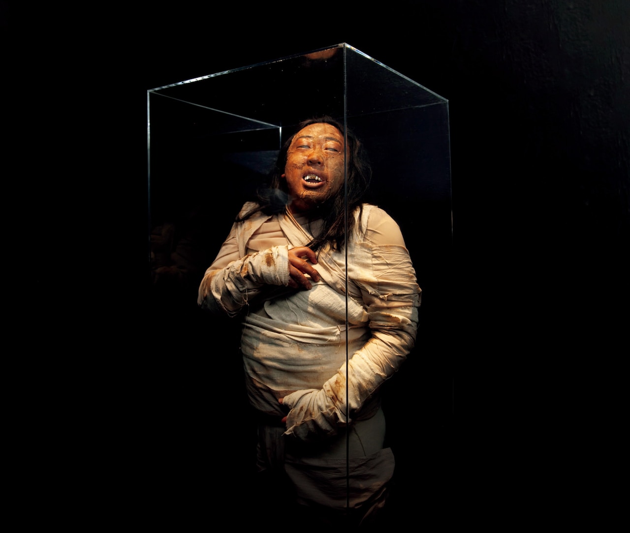 ロバート秋山が“史上もっとも肥えたミイラ”に変身、生前の推定体重は100kg