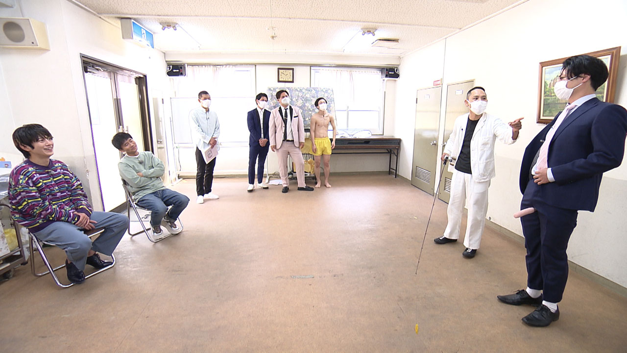 溝端淳平とダウンタウン浜田の前でネタを披露するデルマパンゲ。