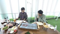 あべのハルカスの展望台でバーベキューを楽しむ溝端淳平とダウンタウン浜田。