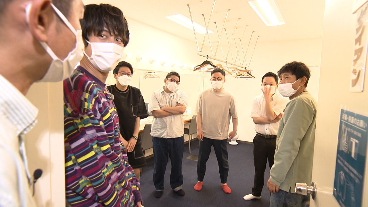 ダイアンとミキがいる楽屋を訪れるダウンタウン浜田と溝端淳平。