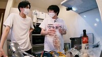 「空気階段の空気観察」にて、コットン西村（左）宅で空気階段・水川かたまり（右）がカレーを調理するワンシーン。(c)テレビ朝日