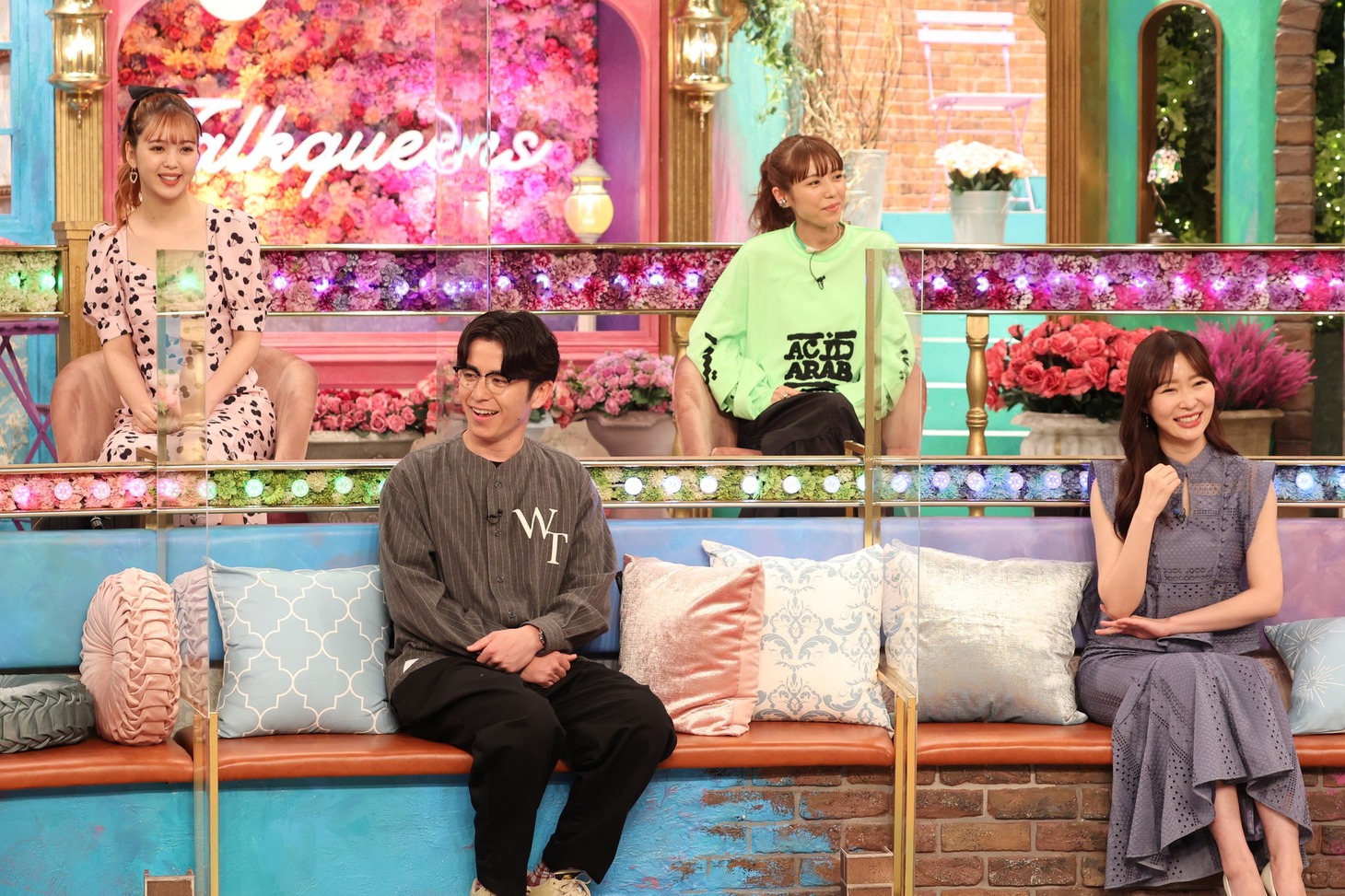 （前列左から）オリエンタルラジオ藤森、指原莉乃、（後列左から）藤田ニコル、若槻千夏。(c)フジテレビ