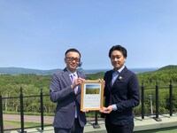 左から髭男爵・ひぐち君、齊藤啓輔町長。